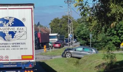 Saobraćajna nezgoda u Kljajićevu: Auto završio u kanalu, vozač se udaljio sa mesta nezgode