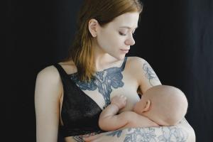 Zabrinuta mama: Kako da znam da li moja beba dobija dovoljno mleka