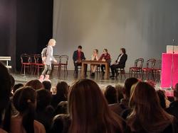 Prvi put u istoriji somborskog pozorišta na scenu stali slepi i slabovidi (VIDEO)