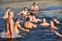 Proslavu Božića Apatinci već šest godina obeležavaju plivanjem u Dunavu