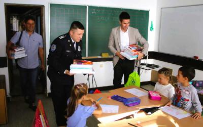 Grad Sombor obezbedio udžbenike i školski pribor za sve đake prvake