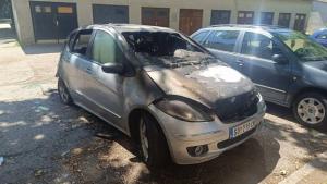 NOĆNA DETONACIJA UZNEMIRILA SOMBORCE Uz tri jake eksplozije izgoreo „mercedes“ na parkingu iza „Matijevića"
