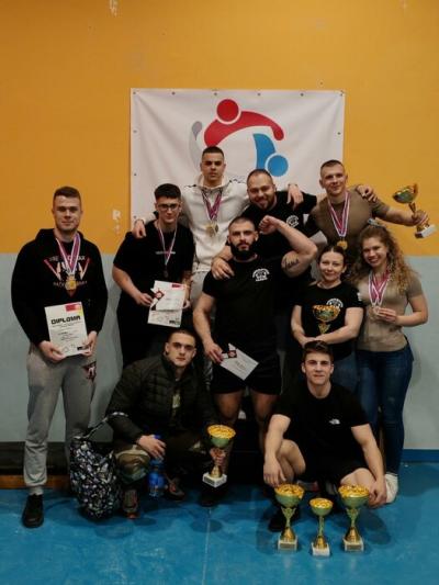Položaj rešetke u rerni i te kako znači: Nije svejedno gde pečete jelo