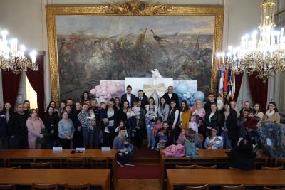 U Somboru svečano uručena auto-sedišta za prevoz najmlađih