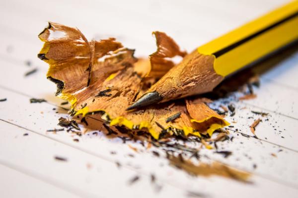 Da li znate zašto grafitne olovke i bojice najčešće imaju šestougaoni oblik?