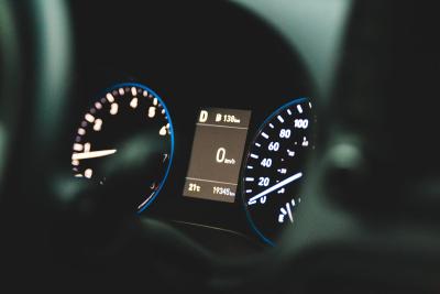 Zašto mali auto ima brzinomer do 220 km/h kada jedva ide 160?