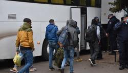 DISLOKACIJA MIGRANTA IZ SOMBORA: Više od 200 osoba prebačeno u prihvatne centre na jugu Srbije