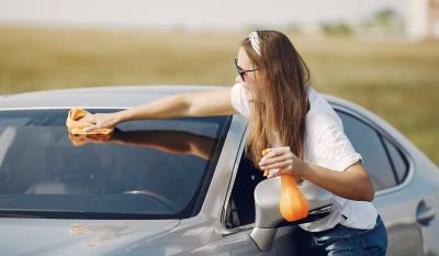 Kako očistiti SMOLU SA AUTOMOBILA? Ovaj sastojak svi imamo u kući, a neće oštetiti boju kola