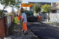 NASTAVLJENO ASFALTIRANJE KOLOVOZA U MESNIM ZAJEDNICAMA K NASTAVLJENO ASFALTIRANJE KOLOVOZA U MESNIM ZAJEDNICAMA KOLUT I BAČKI BREG