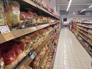 Domaćinstva u Srbiji zvanično troše više nego što zarade: Šta nam najviše "jede" platu